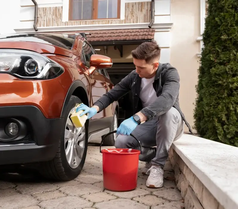 Lavage auto à domicile Artigues-près-Bordeaux : professionnel intervenant sur un véhicule